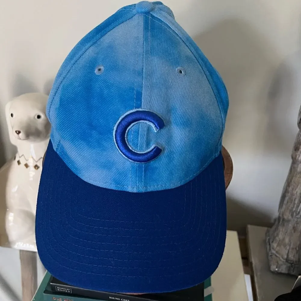 Men’s fitted Chicago Cubs New Era Genuine Merchandise size Medium/Large Hat.